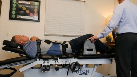 Dr setting up traction machine Stockbeeldmateriaal 107764713