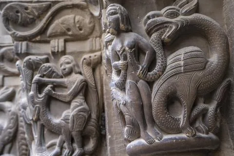 Drache, der die Brüste einer Frau quetscht dragon squeezing a woman s brea.. Stock Photos