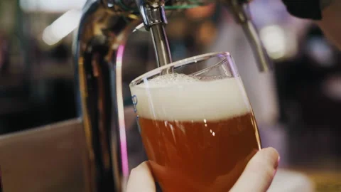 "Draft Beer Filled to the Brim from Tap with Colorful Bokeh Background 库存影片 307088509