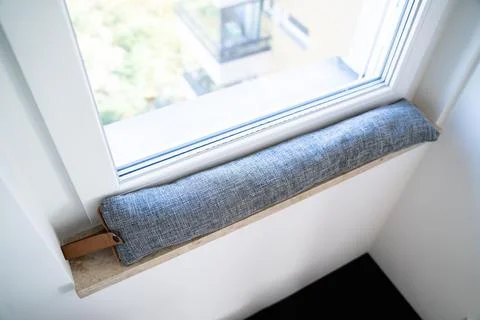 Draft Excluder Under Window Blocking Cold Air Foto stock