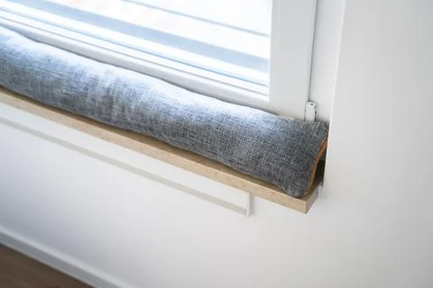 Draft Excluder Under Window Blocking Cold Air Foto stock