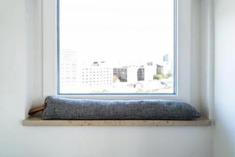 Draft Excluder Under Window Blocking Cold Air Foto stock