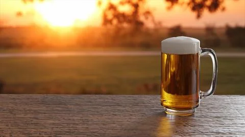 Draft or craft beer in clear glass on wooden tables and chairs. Lounge seat.. Foto stock