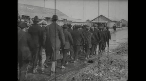 Draftees proceeding towards military base Vídeos de archivo 43315353