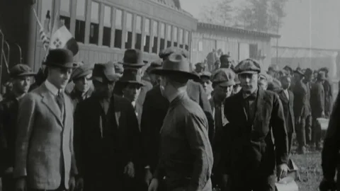 Draftees walking at a train station Vídeos de archivo 76800776