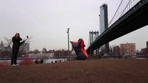 Drag queen performance with tourists under Manhattan Bridge Видео 280785401