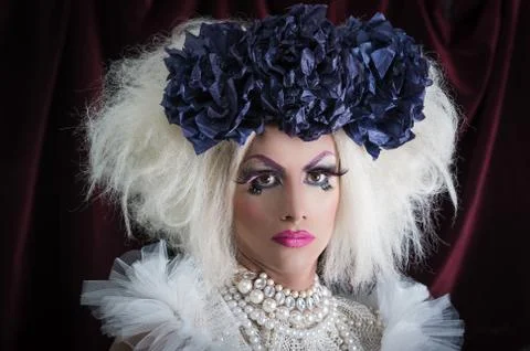 Drag queen with spectacular makeup, glamorous trashy look, posing happily and 스톡 사진