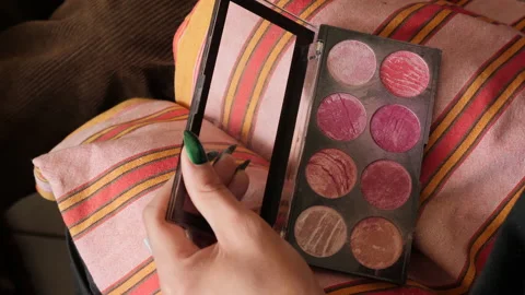 Drag Queen using a blusher brush in a makeup tray. Stock-Footage 145718014