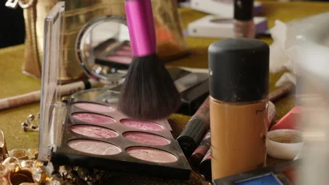 Drag queen using a blusher brush in a make up tray, slow motion. Stock-Footage 145719462