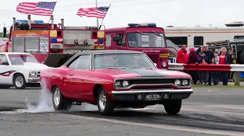 Drag racing driver warming up tyres at start of race, york raceway uk Stock Footage 63664271