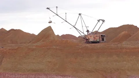 Dragline turns the arrow during mining operations in a quarry. Stock Footage 122217738