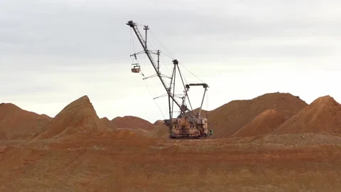 Dragline turns an arrow while doing mining work in a quarry. 스톡 동영상 122216759