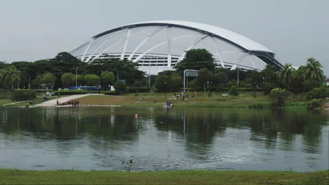 Dragon boaters preparing for training 動画素材 258779436