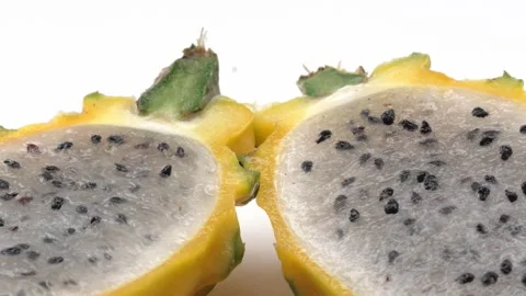 Dragon fruit cut open in 4K with detailed pulp and seeds, isolated for packaging Vídeo Stock 348151454