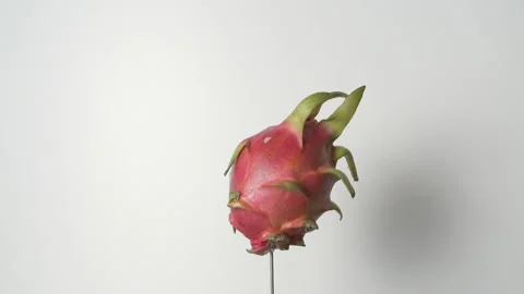 Dragon fruit - Fruit rotating on Bluescreen 库存影片 199590562