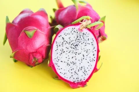 Dragon fruit slice on yellow background / Fresh pitaya summer tropical fruit Foto stock