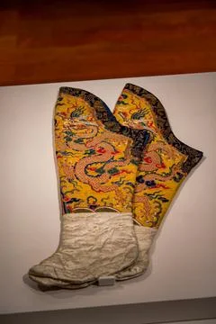 Dragon-patterned foot wraps exhibited at the National Palace Museum, Hong Kong. Foto stock