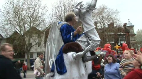 Dragon riding stilt walker Vídeos de archivo 373514