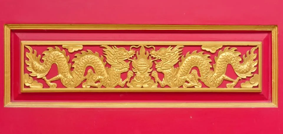 Dragon sculpture on the door Stock Photos