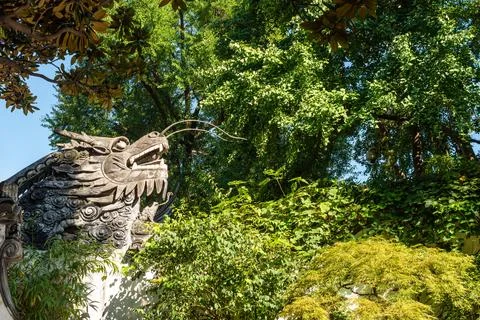 Dragon statue against trees Stock-Fotos