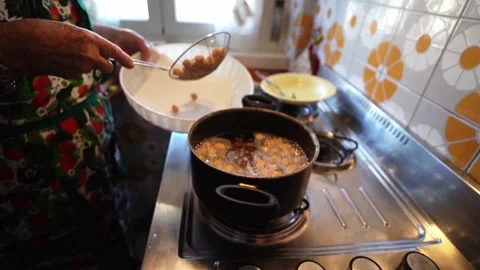 Drain boiling oil from fried struffoli pastries Vídeo Stock 277516096