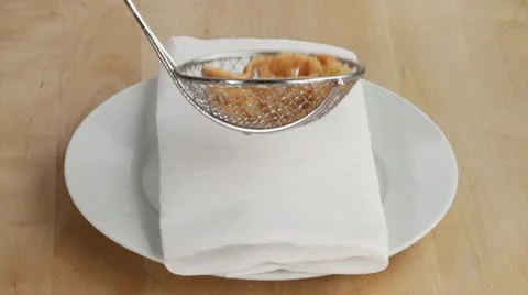 Draining deep-fried calamari on kitchen paper Vídeos de archivo 24666130