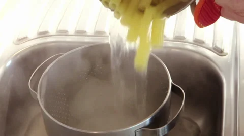 Draining pasta 库存影片 32420949