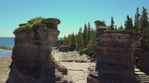 Dramatic 4K Aerial Shot between rocks / Mingan Bay Видео 204871950