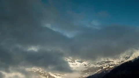 Dramatic 4K Aerial View of Snowy Peaks Under Cloudy Sky Vídeos de archivo 329199907