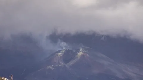 Dramatic 4K Erupting Volcano with Smoke Eruptions Under Cloudy Sky Vídeos de archivo 329199117
