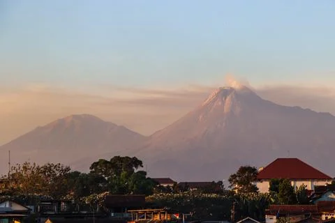 Dramatic Active Volcano Peak of Mount Merapi at Golden Hour, Scenic Mountai.. Stock-Fotos