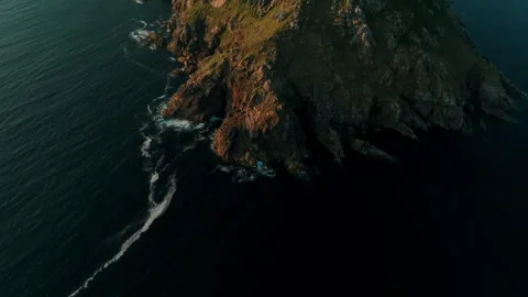 Dramatic aerial close-up of the rugged, rocky coastline at Cape Finisterre 库存影片 336287356