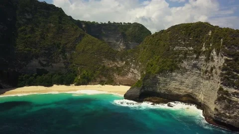 Dramatic aerial drone footage of the famous Kelingking beach, aka T Rex beach 스톡 동영상 219610484