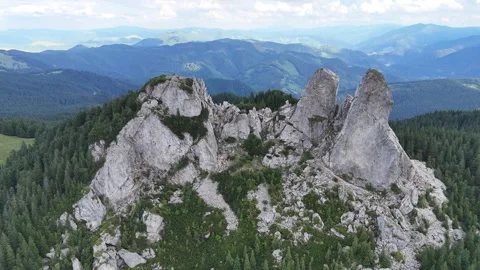 Dramatic Aerial Orbit of the Towering Limestone Spires of Pietrele Doamnei Vídeo Stock 314237862