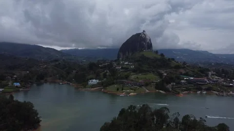 Dramatic Aerial Panorama of Piedra del Penol and Guatape Reservoir in Colombia 스톡 동영상 345101214