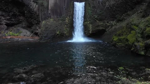 Dramatic aerial: Pond to basalt cliffs at stunning Toketee waterfall 動画素材 140071784