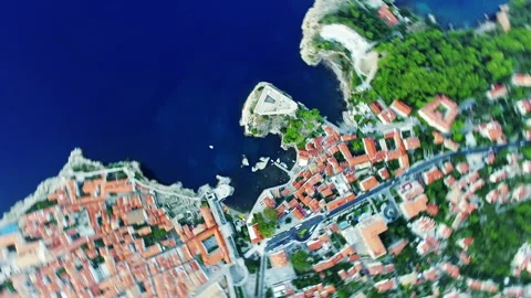 Dramatic aerial spin over Dubrovnik and blue coast in Croatia Vídeo Stock 137691442