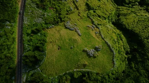 Dramatic Aerial Top Down Drone Video of an Empty Mountain Road Running Along Stockbeeldmateriaal 336017863
