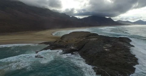 Dramatic aerial video of the Beach of Cofete. Video stock 59762728
