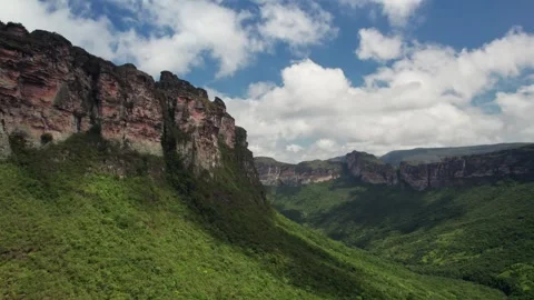 Dramatic Aerial View Canyon Landscape Plateau Forest Nature Blue Sky Clouds Vídeos de archivo 332727115