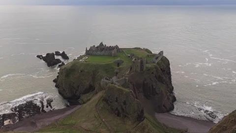 Dramatic aerial view of dunnottar castle ruins on a cliff 库存影片 334057150