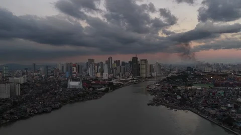 Dramatic aerial view of manila cityscape with pasig river at sunset 스톡 동영상 333675622