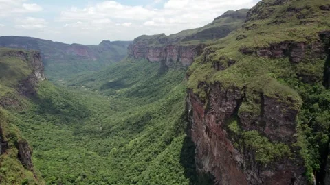 Dramatic Aerial View Over Lush Green Valley and Towering Canyon Walls Stockbeeldmateriaal 332728065