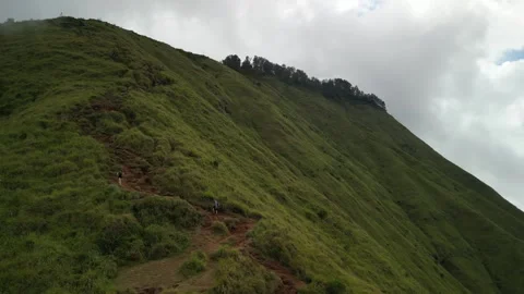 Dramatic Aerial View of Sembalun Valley's Ancient Volcanic Caldera near Mou.. Видео 346754019
