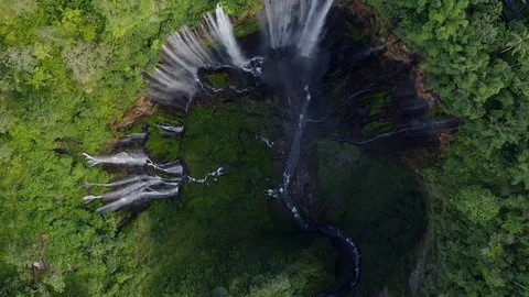 Dramatic aerial view of Tumpak Sewu Waterfall, East Java, Indonesia 스톡 동영상 128345271