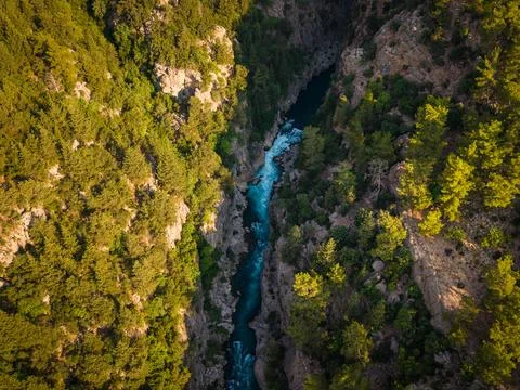 Dramatic aerial view of turquoise river flowing through rocky canyon Foto stock