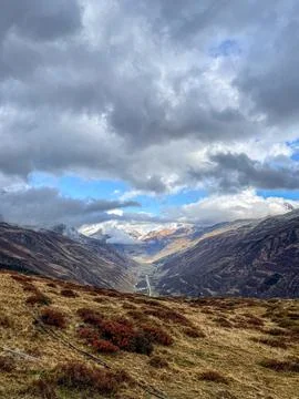 Dramatic Alpine Valley View Under Stormy Skies Foto stock
