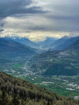 Dramatic Alpine Valley View Under Stormy Skies Foto stock