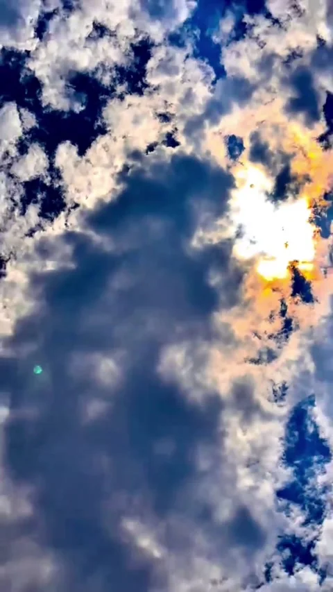 Dramatic Altocumulus Clouds and Sun Flare in Blue Sky (Vertical) Vídeos de archivo 332247523