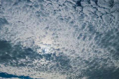 Dramatic Altocumulus Clouds and Sun in Blue Sky Foto stock